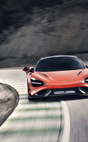 橙色McLaren跑車在蜿蜒的山路上飛馳。