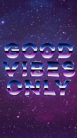 繁星點點的紫色銀河，上面有寫著good vibes only的大膽復古文字