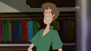 Shaggy 在衣櫃裡，身後掛著彩色襯衫。