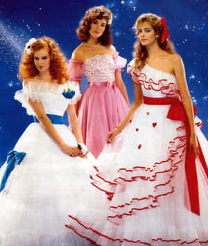 三位穿著精緻1980年代禮服的女性，背景是星空夜空。