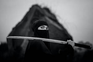 戴黑色面具的忍者手持武士刀，背景有山 — 日本武士 壁紙