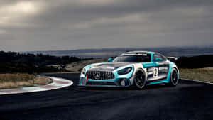 藍白色平治AMG GT3賽車在多雲的天空下行駛在蜿蜒的賽道上。