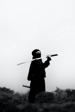 忍者戰士在霧氣瀰漫的戶外環境中持劍 — 日本武士 壁紙