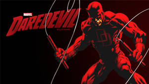 Daredevil 超級英雄身穿紅色戰衣，在深色背景上手持警棍。