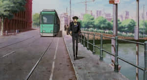 一個西裝男子在運河旁行走，一輛綠色電車在動漫城市中的軌道上經過。