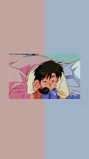 動漫男孩躺在床上，在粉彩粉紅色和藍色背景前拿著電話貼在耳邊。