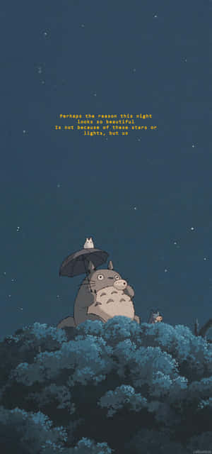 Totoro 和一個小生物坐在樹上，星空下，附有一句關於美的語錄。 — Galaxy A36 壁紙