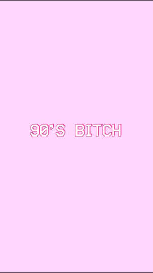 像素化粉紅色文字「90'S BITCH」在淺粉紅色背景上。