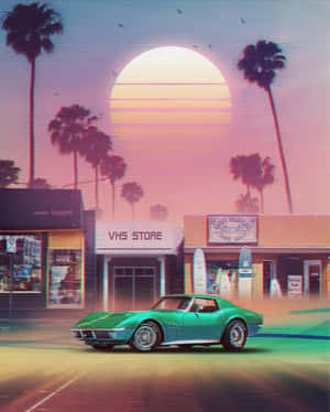 綠色經典汽車在粉紅色夕陽和棕櫚樹下駛過VHS商店和衝浪店。