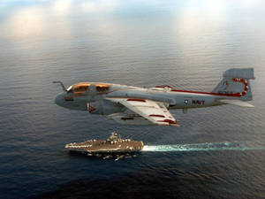 海軍飛機在海上飛越航空母艦