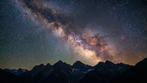 銀河系在星空下閃耀於山頂之上。