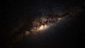銀河系在黑暗的夜空中閃耀著星星和宇宙塵埃。