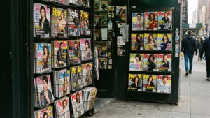 繁忙人行道上充滿《人物》雜誌的城市報攤。