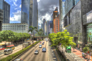 繁忙的城市高速公路，有汽車和高樓大廈，天空多雲。