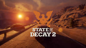 日落時沙漠公路上的汽車與 State of Decay 2 標誌。 — 日落大道 壁紙