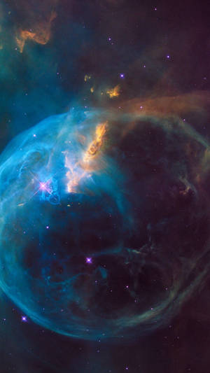 在深空中帶有發光星星的鮮豔宇宙星雲。