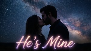 情侶在星空下接吻，帶有發光霓虹文字「He's Mine」。