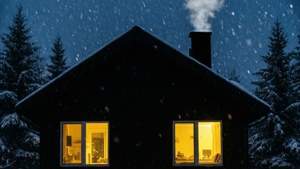 冬夜森林中，一間積雪覆蓋的小屋，窗戶發光。