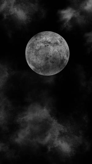 一個詳細的月亮，被夜空中的烏雲包圍。