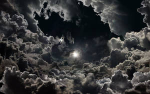 月亮在夜間透過烏雲發光