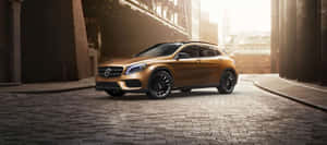 金色 Mercedes-Benz SUV 停泊在陽光普照的城市小巷中。 — 超寬螢幕 壁紙