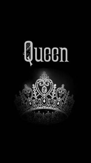 一頂閃爍的頭飾，上方有 Queen 字樣，置於黑色背景上。