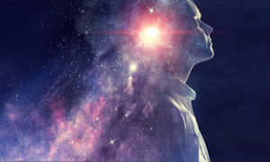 一個人的側面，胸前有發光的星爆，背景是滿天星斗的宇宙。