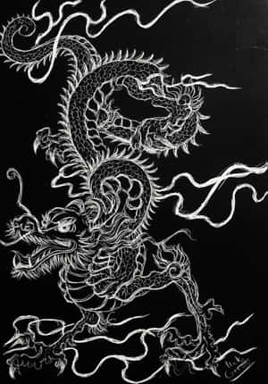 黑色背景上神話龍的詳細白色線條畫。 — 日本龍動畫 壁紙