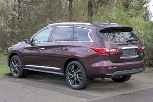 栗色 Infiniti QX60 SUV 在春天停放在盛開的樹木附近。 — Surface Pro 壁紙