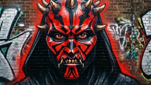 在磚牆上以鮮明紅黑色創作的Darth Maul塗鴉藝術作品。