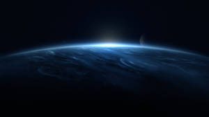 在星空中帶有發光地平線和遙遠月亮的藍色行星。