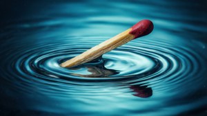 一根火柴漂浮在水中，漣漪向外擴散。