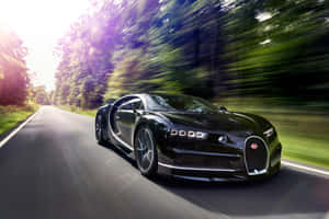 黑色Bugatti Chiron在森林道路上疾馳，帶有動態模糊。 — MacBook Air M2 壁紙