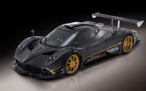 啞光黑色帕加尼Zonda R賽車，配備金色輪圈和空氣動力學尾翼。 — Steam Deck 壁紙