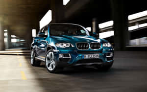 青綠色BMW X6在都市地下通道中疾馳，帶有動態模糊效果。 — Steam Deck OLED 壁紙