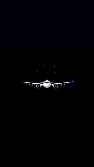 白色飛機在星夜黑色天空中飛行。