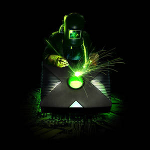焊工在電路板背景上對Xbox遊戲機發出綠色光芒