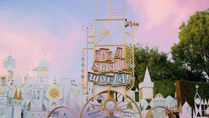 暮色中粉紅和藍色天空下的「it's a small world」童話建築。