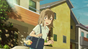 棕色頭髮動漫女孩在陽光明媚的街道上拿著藍色袋子，裡面有魚公仔。 — 千與千尋 壁紙