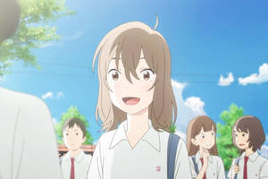 動漫女學生喺晴朗嘅日子喺戶外微笑，後面有同學。