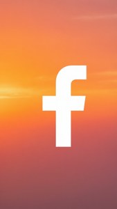 Facebook標誌在日落天空漸變上