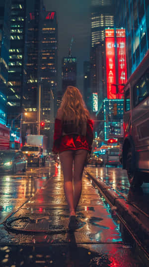 身穿紅衣的女子在夜晚的濕滑城市街道上於霓虹燈下走遠。 — 夜景城市 壁紙