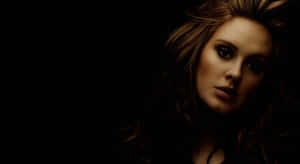 一位深色頭髮的女性在黑色背景下強烈凝視。