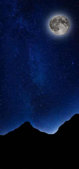 滿月高懸於山頂之上，星空夜空下 — 月色夜空 壁紙