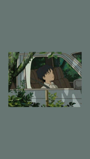 一個小男孩在車裡睡著，周圍是綠樹和灌木。