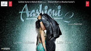 情侶在雨中擁抱，背景為電影名稱 Aashiqui 2。