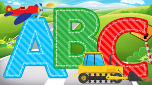 大型彩色縫製字母ABC，在歡快的戶外場景中搭配玩具車輛。