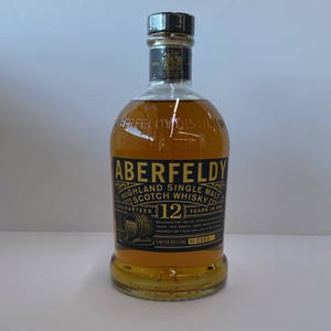 白色表面上的 Aberfeldy 12年高地單一麥芽蘇格蘭威士忌酒瓶。