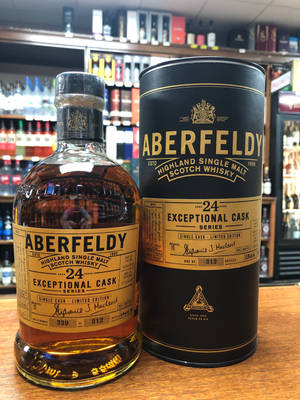 Aberfeldy 24 年威士忌酒瓶及包裝管放在酒舖的木製吧枱上。