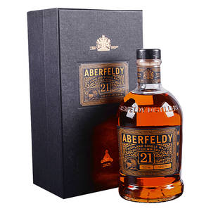 Aberfeldy 21年威士忌瓶與黑色禮盒。